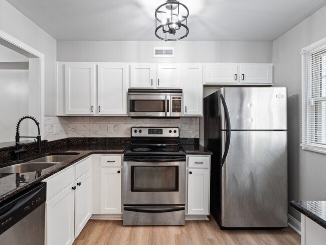 Building Photo - 1207 Green Oaks Ln