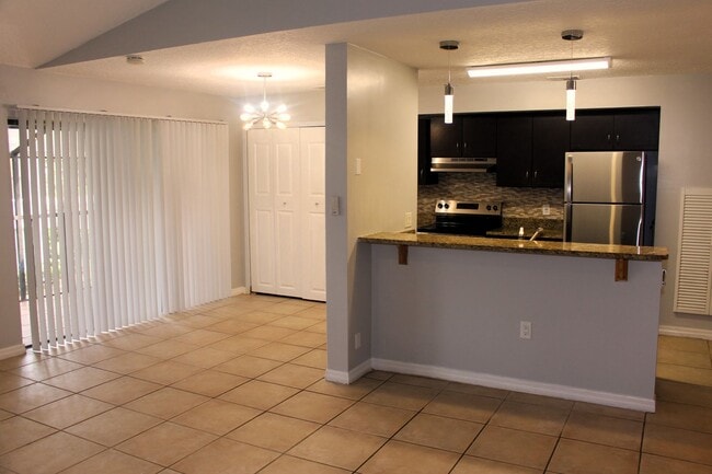 Building Photo - Lovely Condo for rent