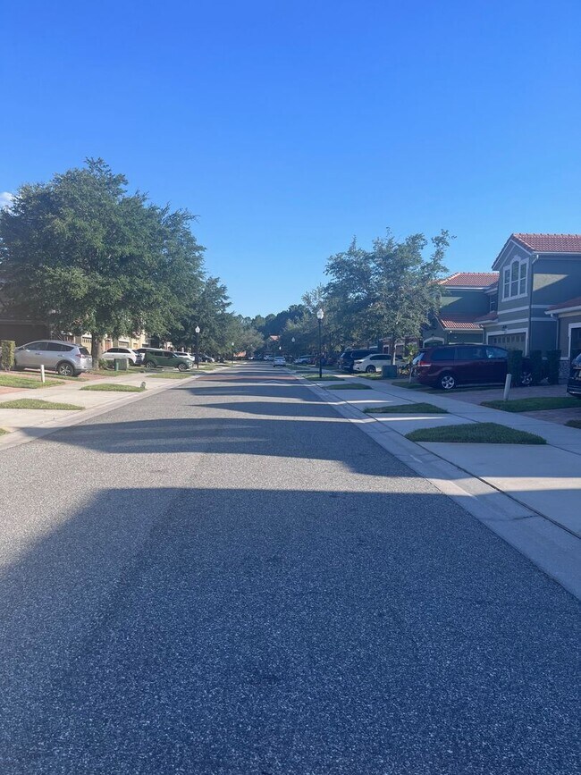 Building Photo - The Tuscany Place Townhome attractive oppo...