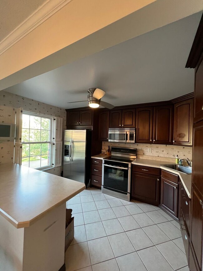 Building Photo - Robinson 2 Bed, 2.5 Bath Townhouse in Priv...