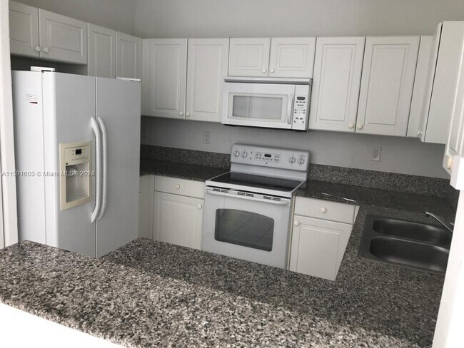 Foto del edificio - 8127 NW 108th Pl