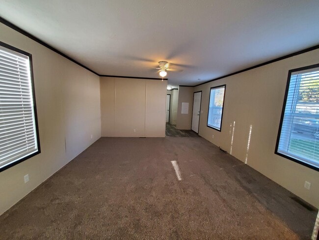 Building Photo - 6 Meadowlark Dr