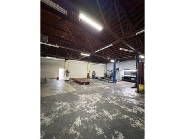 Foto del edificio - Automotive Commercial Warehouse for Lease