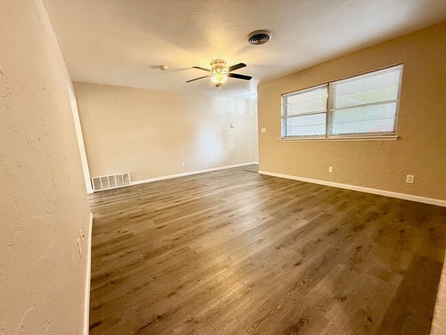 Building Photo - Cute & Close to Golf Course