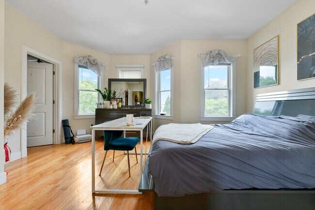 Foto del edificio - 327 W Broadway