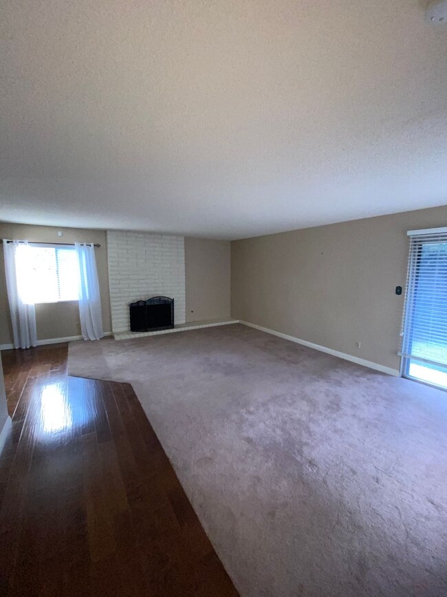 Building Photo - 55 and OLDER KERN CITY 2 BED UPDATED HOME