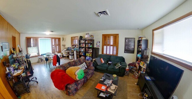 Foto del edificio - 3D Tour Available - Attached Garage + Washer & Dryer Included + Great Back Deck! Available August...