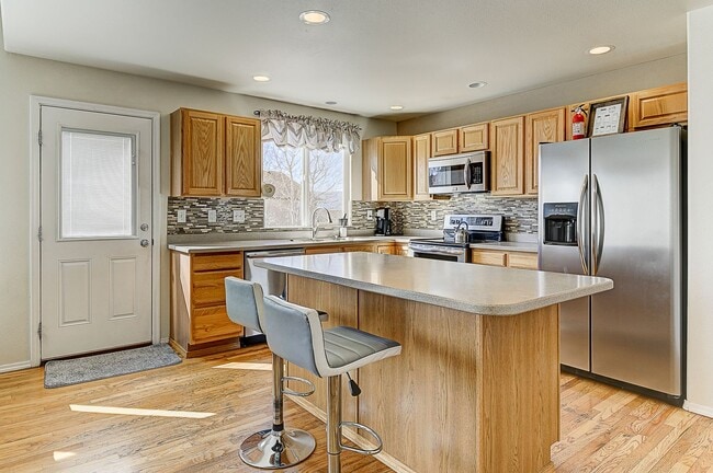 Building Photo - Beautiful 5 Bedroom Home for Rent on Golf ...