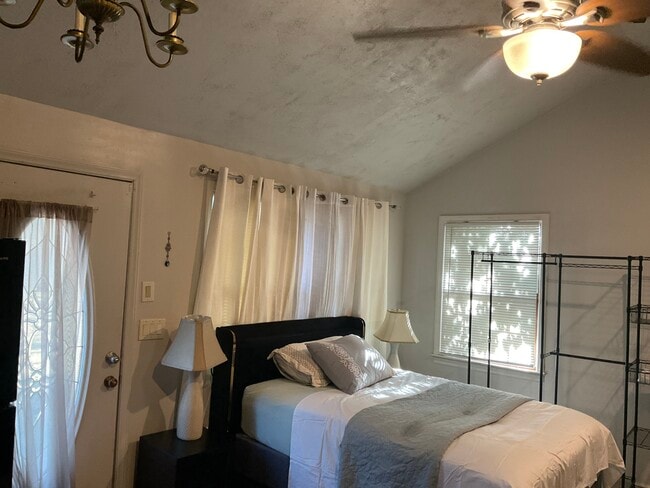 Foto del edificio - 5921 Crepe Myrtle Ct