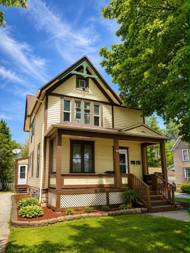 Building Photo - 128 Cook St