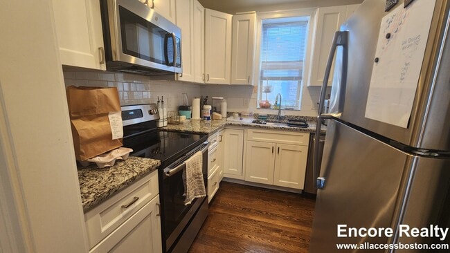 Building Photo - 105 Strathmore Rd