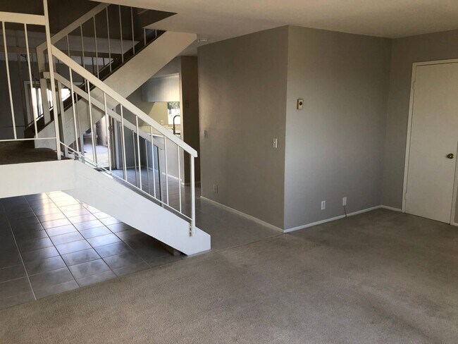Building Photo - Wonderful 3 Bed, 1.5 Bath Upgraded Condo w...