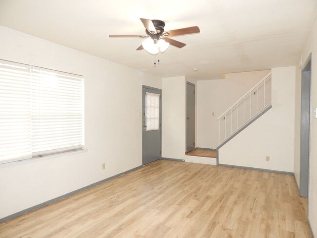 Building Photo - Charming 2 Bedroom, 1-1/2 Bath Duplex in T...