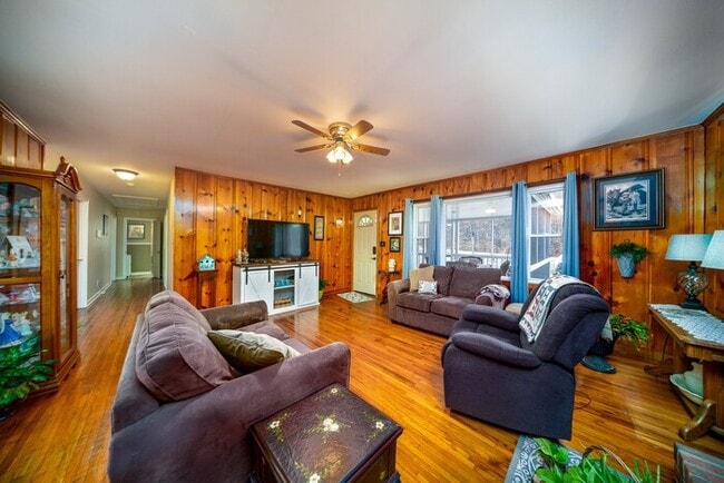 Building Photo - AMAZING FRANKLIN RENTAL WITH LAND!!