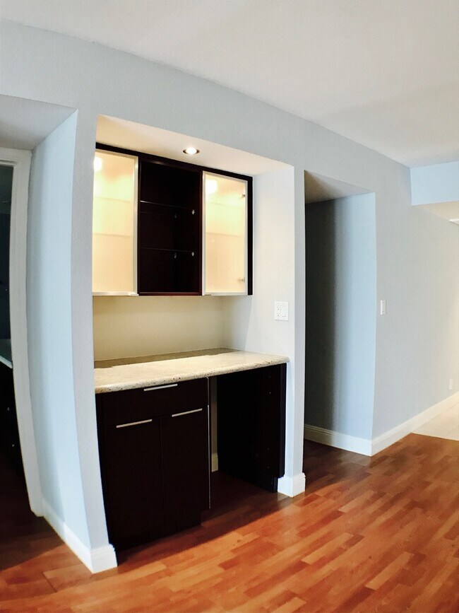 Foto del edificio - Beautifully Updated! in the heart of Westwood! North exposure!