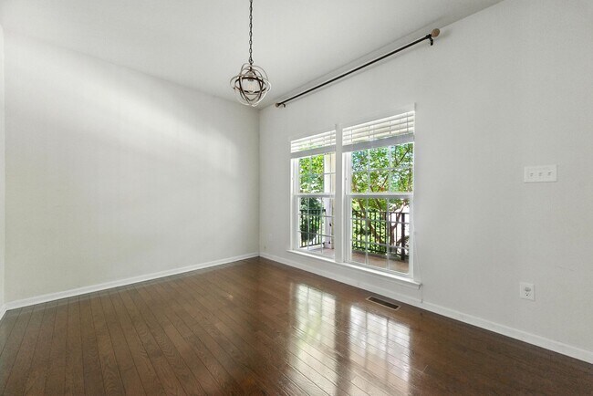 Foto del edificio - 8120 Fairmont Dr