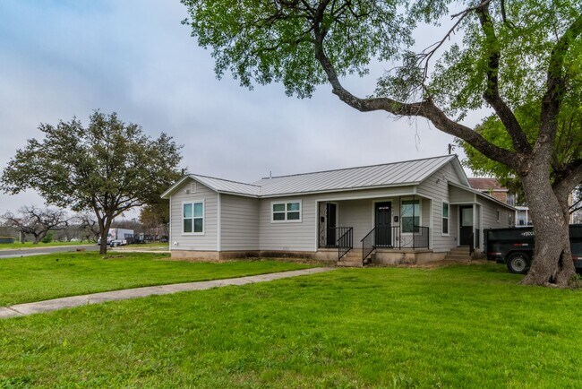 Building Photo - RENOVATED 2-BEDROOM DUPLEX IN OLMOS PARK T...