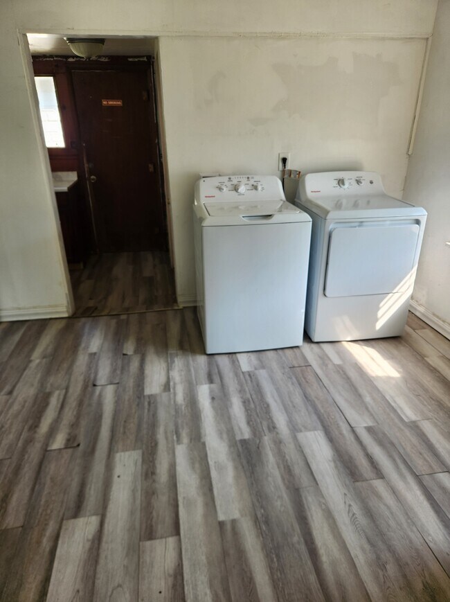 Building Photo - 208 E 8th St