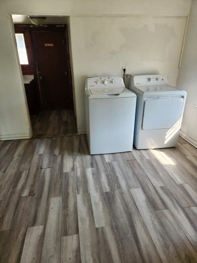 Foto del edificio - 208 E 8th St
