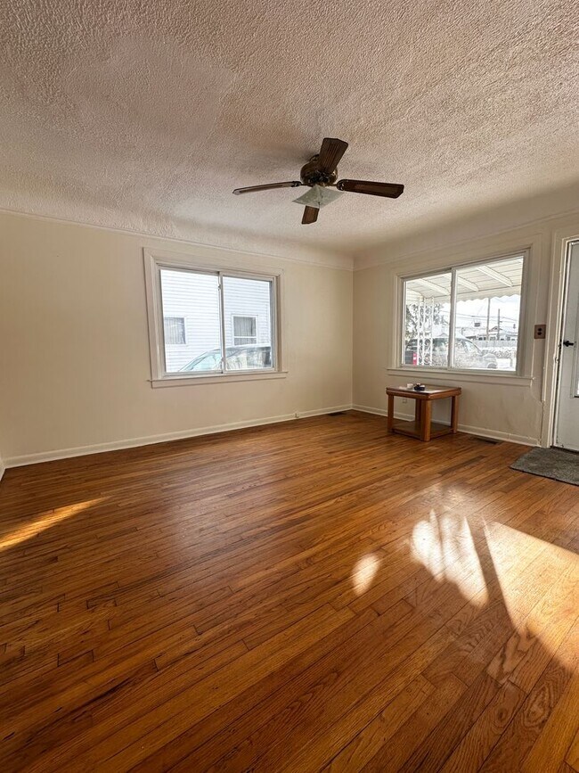 Building Photo - Move-In Ready 3 Bedroom, 1 Bathroom Home in Westland!