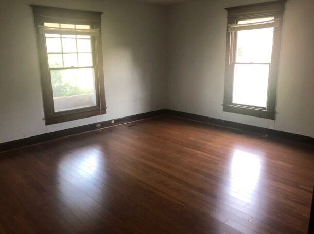 Dormitorio - 4302 South Washington Street