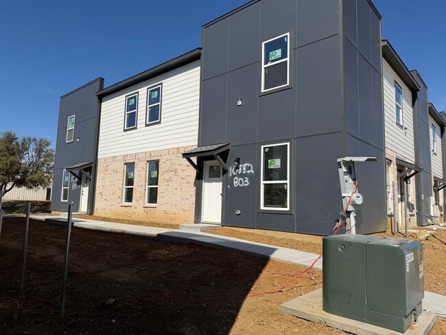 Foto del edificio - Yasmin Court Townhomes