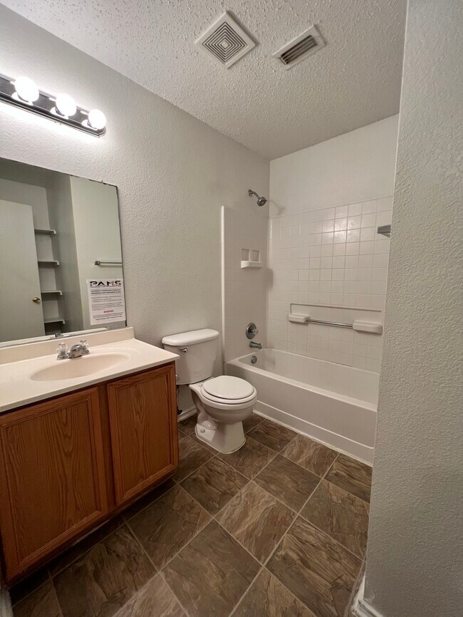 Foto del edificio - Very Spacious 4/2.5 in Parkview Hills & Ea...