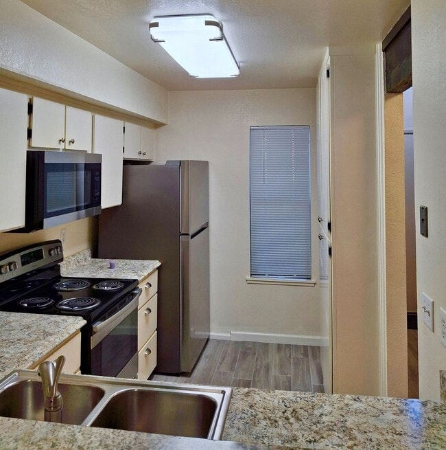Building Photo - AUBURN WOODS TOWNHOUSE