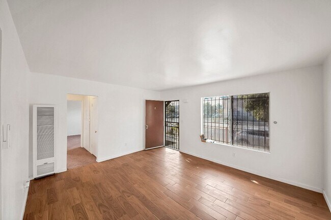 Foto del edificio - 2458 Normandie Ave