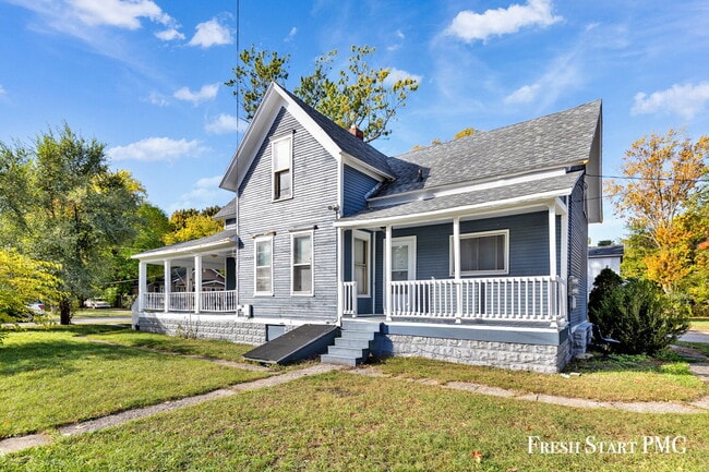 Building Photo - Spacious Upstairs Unit with 3 Flexible Roo...