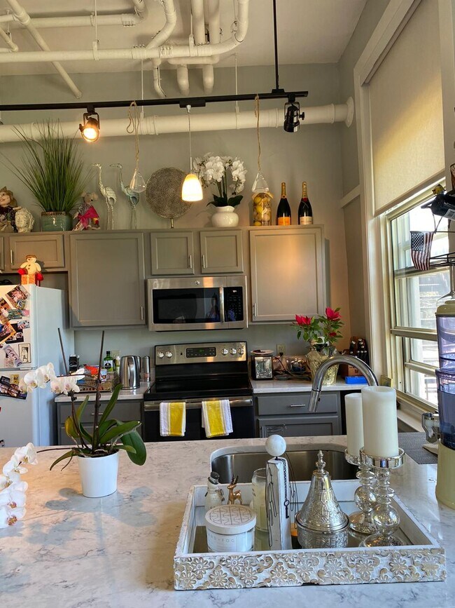 Building Photo - 948 Main St