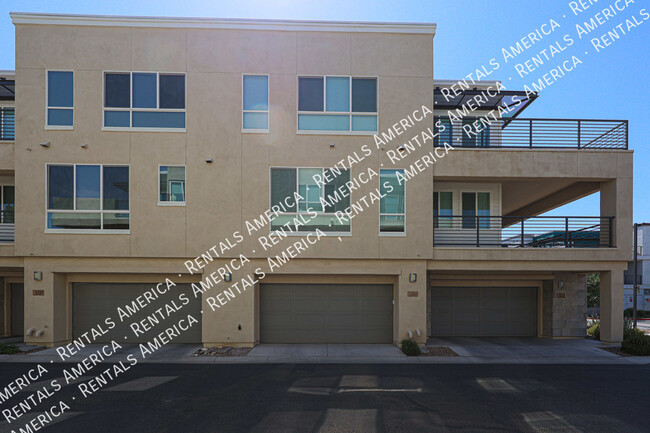 Building Photo - 2 Bed 2.5 Bath Resort Style Living W/2 Car...