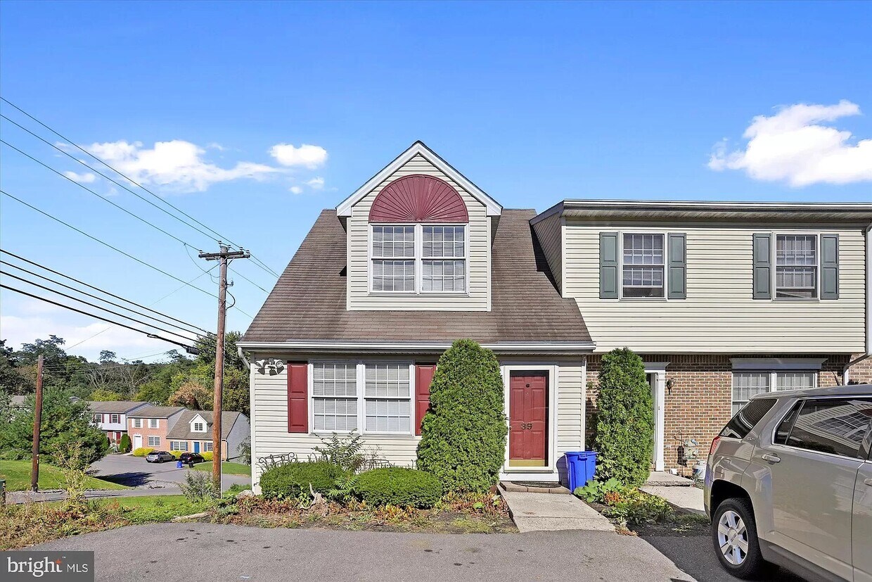 Primary Photo - 39 Queen Ave