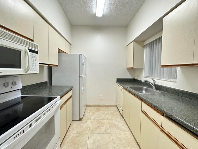 Foto del edificio - 671 Cypress Lake Blvd