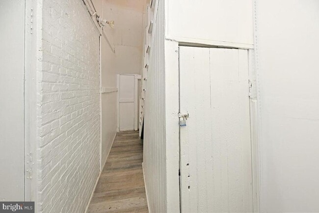 Building Photo - 652 Penn St