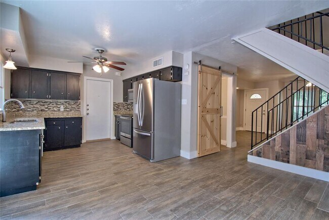 Foto del edificio - 903 W Village Ln