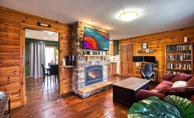 Foto del edificio - 460 Heather Ln