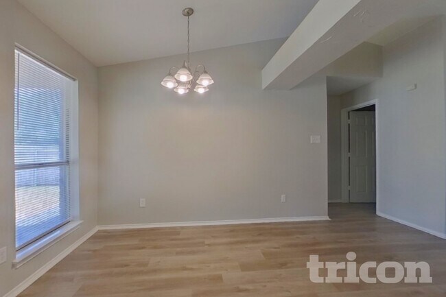 Foto del edificio - 6625 Old Whitley Rd