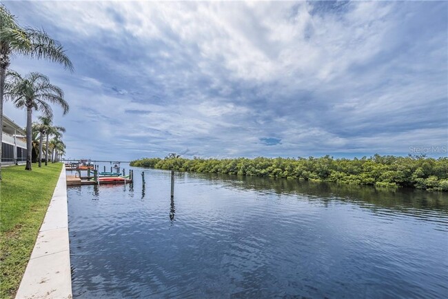 Building Photo - 8801 Bay Pointe Dr