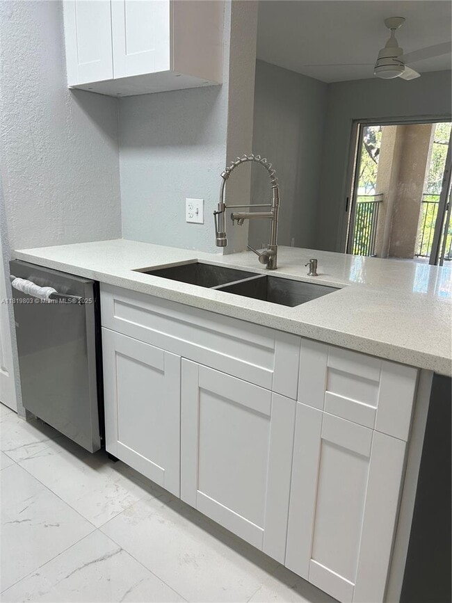 Foto del edificio - 2457 Centergate Dr