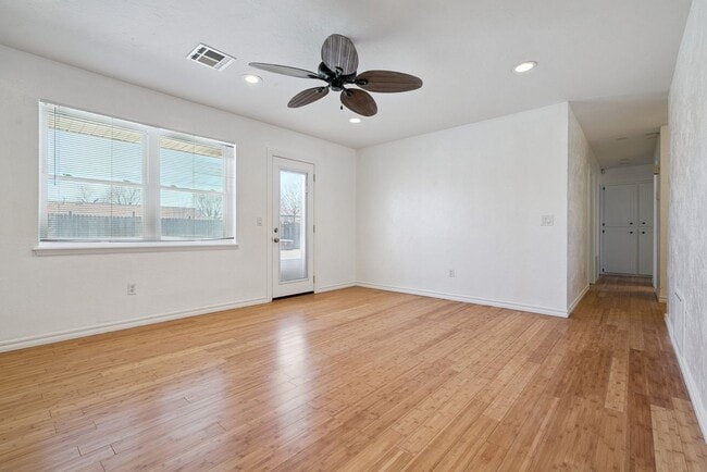 Building Photo - 1100 S Avery Dr