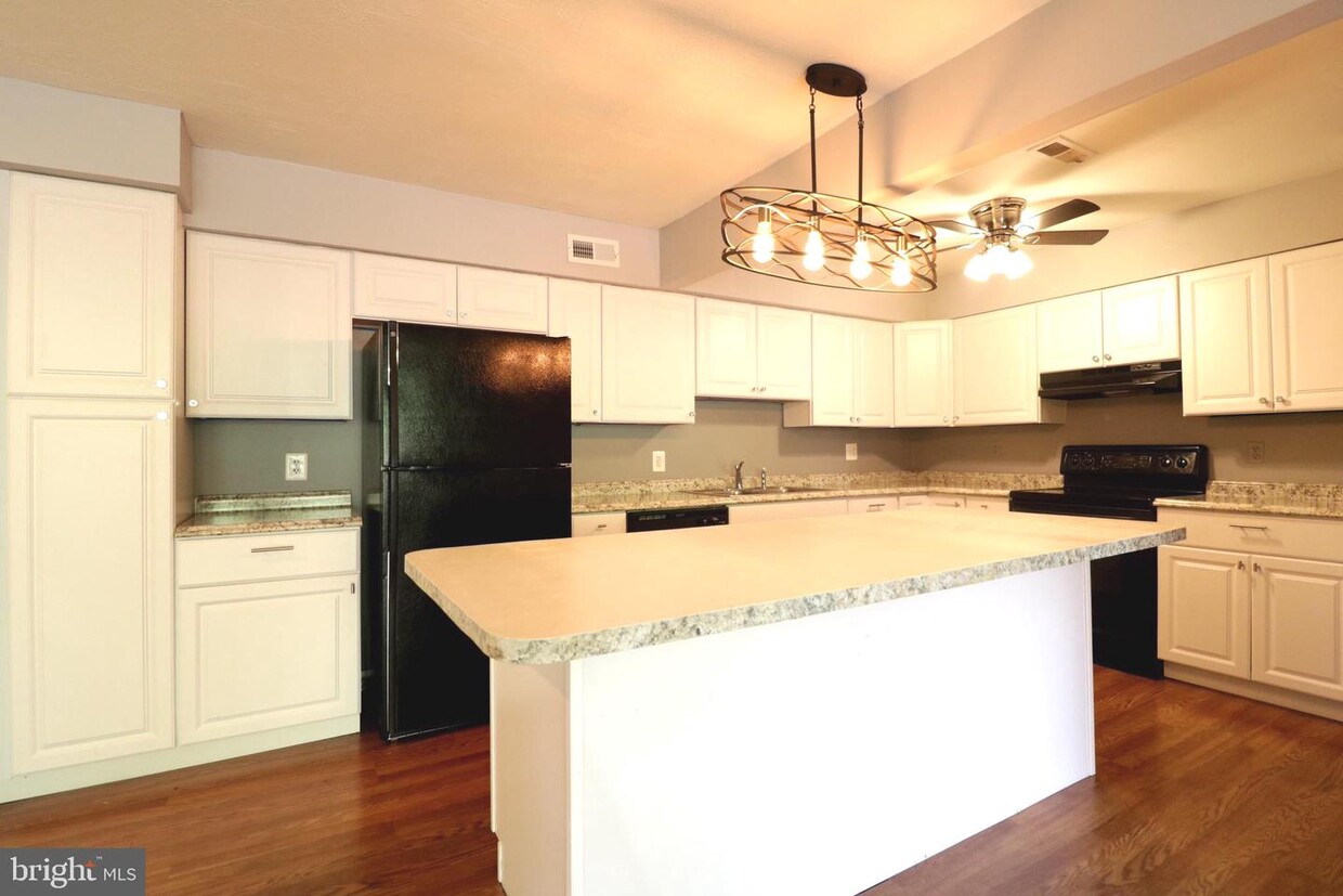 Primary Photo - 10106 Campus Way S