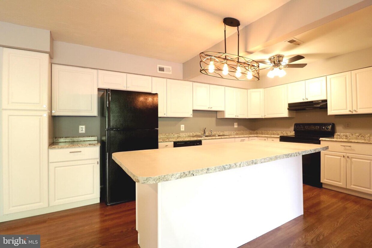 Primary Photo - 10106 Campus Way S