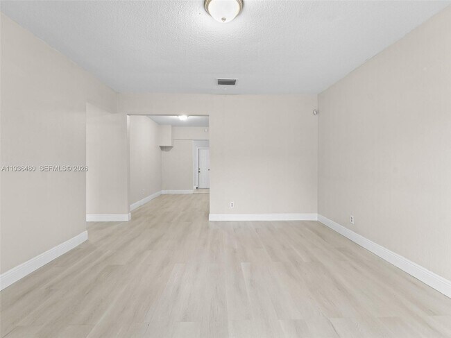 Foto del edificio - 5880 NW 19th St