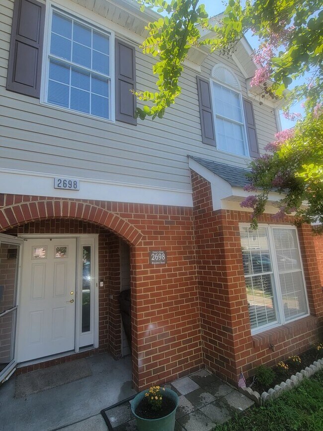 Building Photo - Beautifully Updated Townhouse in Sought-Af...