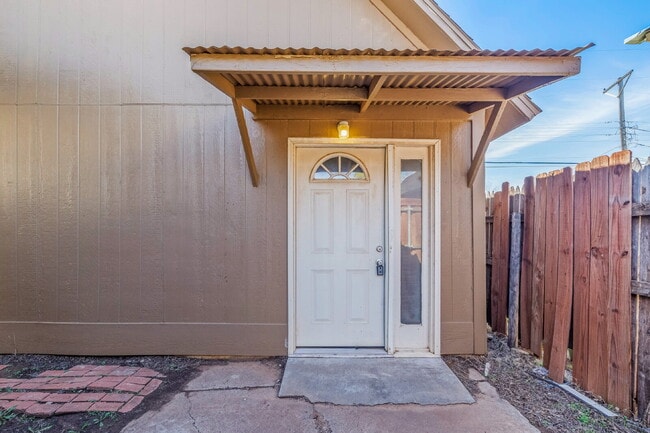 Building Photo - Large Efficiency w/ Loft, Minutes from TTU & Medical District