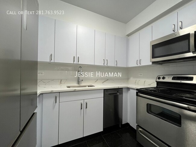 Building Photo - 219 E 69th St