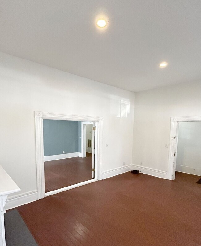 Building Photo - Available Now! MOVE IN READY!   ?? ?? ??! ...