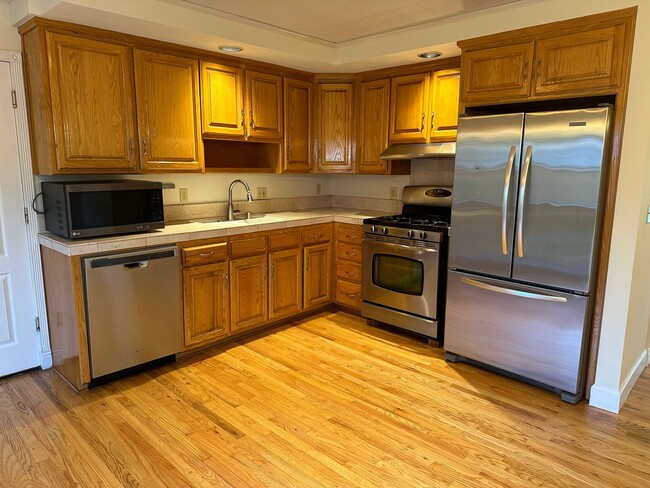 Building Photo - Perfectly located 3 bedroom, 2.5 bathroom ...