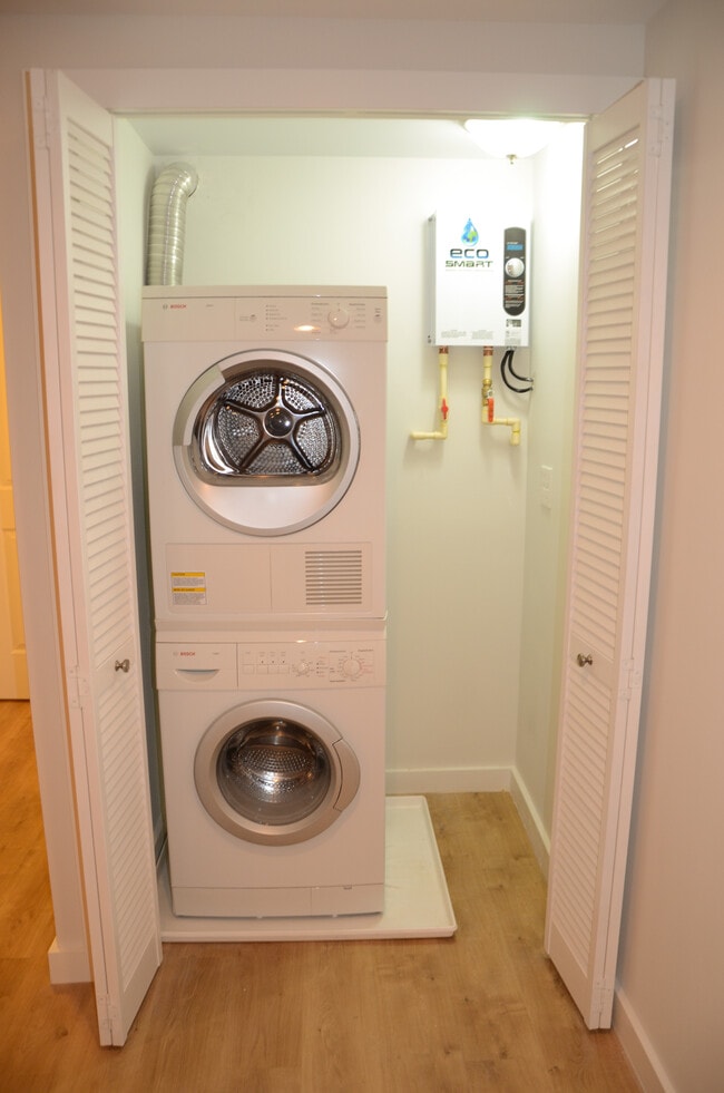 Washer & Dryer In-Unit - 116 4th St NE